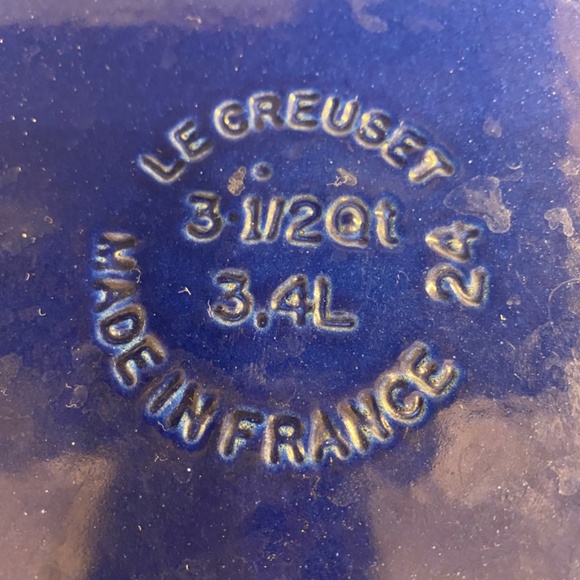 Le Creuset Signature Round Wide Oven Pot - Picture 7 of 8